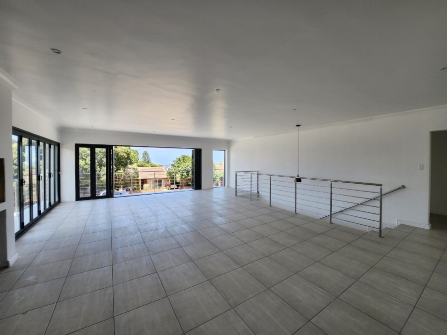 To Let 5 Bedroom Property for Rent in Wavecrest Eastern Cape